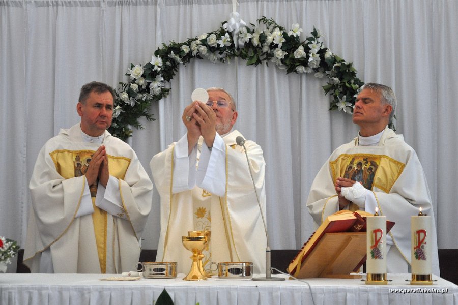 060 Pierwsza Eucharystia.jpg